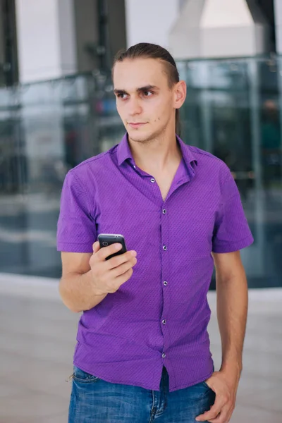 Joven Guapo Con Camisa Púrpura Está Hablando Por Teléfono Modelo — Foto de Stock