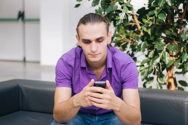 Joven Guapo Con Camisa Púrpura Está Hablando Por Teléfono Modelo — Foto de Stock