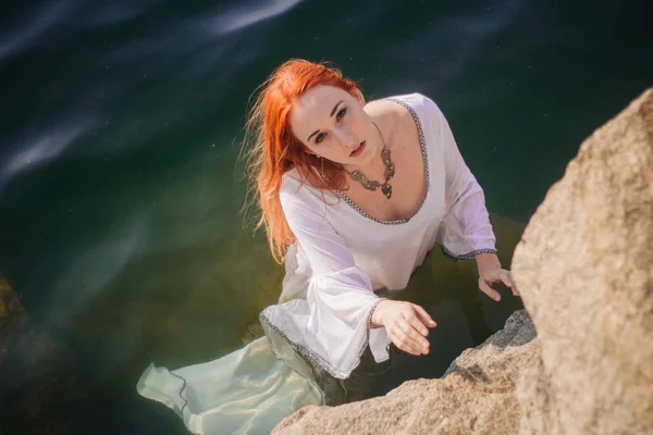 Menina Ruiva Bonita Está Flutuando Água Costa Rochosa Modelo Água — Fotografia de Stock