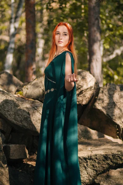 Красива Руда Дівчина Бірюзовій Сукні Діадема Голові Йде Осінньому Лісі — стокове фото