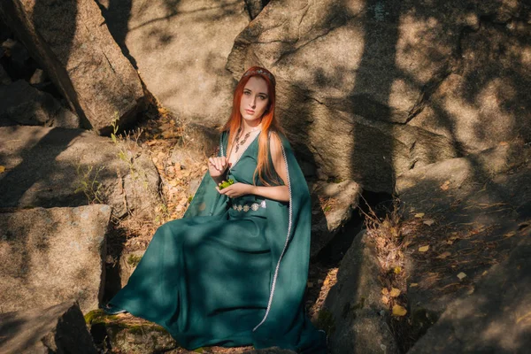 Uma Linda Menina Ruiva Vestido Turquesa Diadema Cabeça Está Andando — Fotografia de Stock