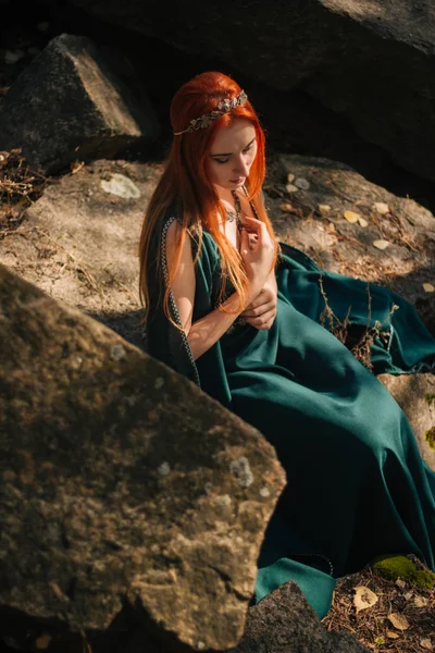 Uma Linda Menina Ruiva Vestido Turquesa Diadema Cabeça Está Andando — Fotografia de Stock