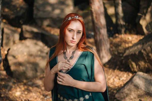 청록색 드레스와 그녀의 머리에 Diadem에 소녀는가 숲에서 이미지 그것은 산에서 — 스톡 사진