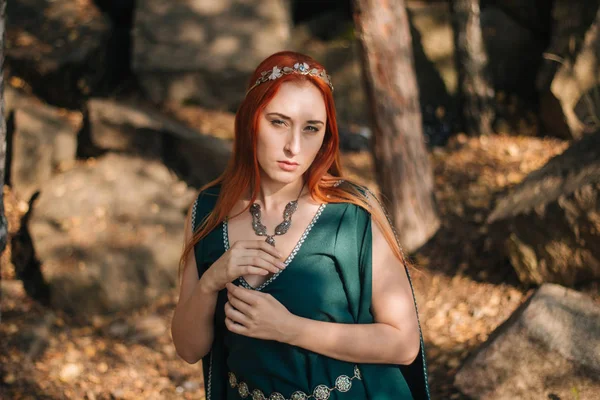 Uma Linda Menina Ruiva Vestido Turquesa Diadema Cabeça Está Andando — Fotografia de Stock