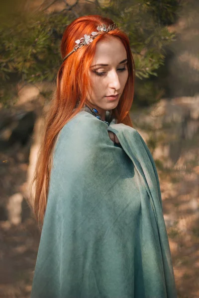 Une Belle Fille Aux Cheveux Roux Robe Turquoise Diadème Sur — Photo