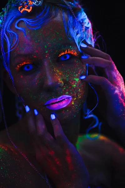 Mannequin Femme En Néon Portrait D'un Beau Modèle Avec Un Design D'art  Corporel De Maquillage Fluorescent En Visage Peint Uv Maquillage Coloré Sur  Fond Noir D'une Fille Danseuse Disco En Néon