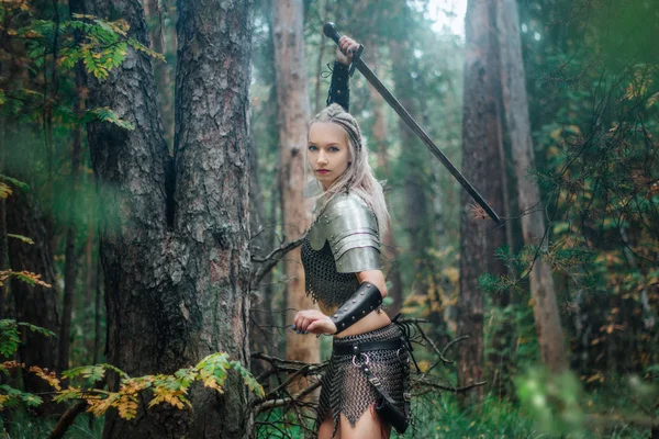 Une Belle Guerrière Avec Une Épée Une Armure Modèle Dans — Photo