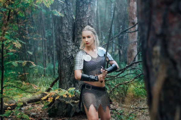 剣と鎧で美しい戦士の少女 チェーン スカートと神秘的な森でベストのモデル ファンタジー写真 — ストック写真