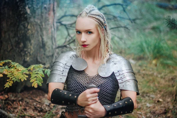 Bir Güzel Savaşçı Kız Kılıç Zırh Bir Zincir Etek Yelek — Stok fotoğraf