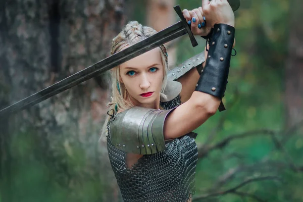 剣と鎧で美しい戦士の少女 チェーン スカートと神秘的な森でベストのモデル ファンタジー写真 — ストック写真