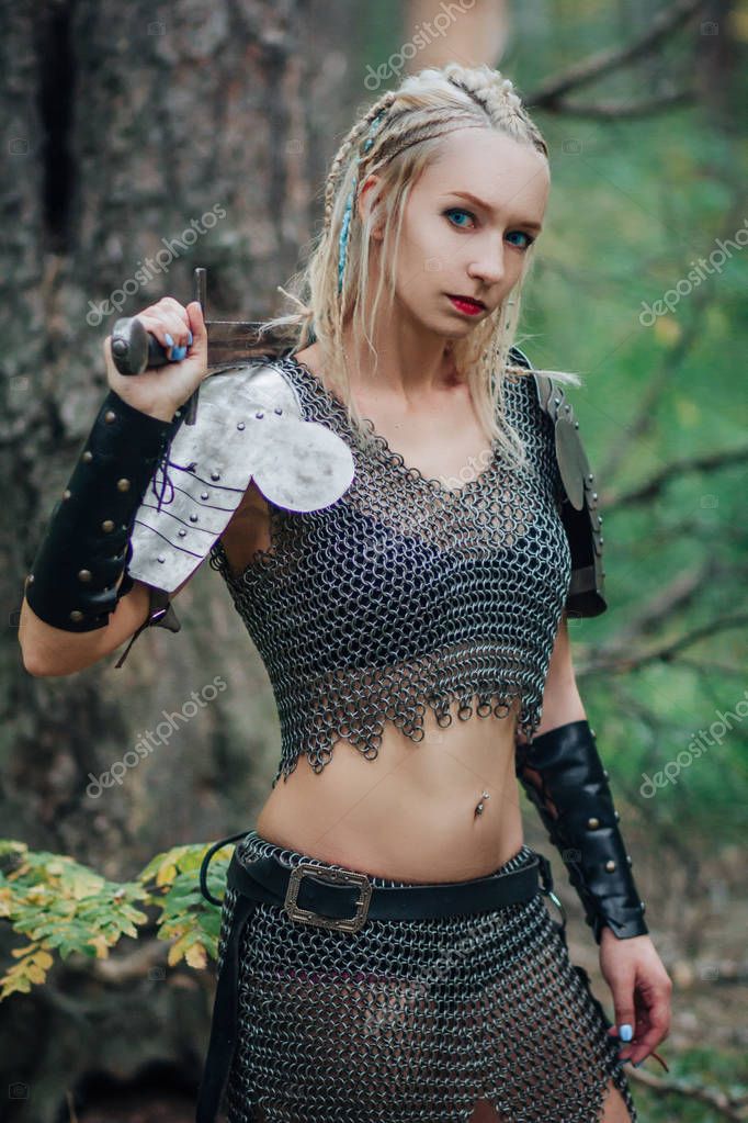 Beautiful Warrior Girl Sword Armor Model Chain Skirt Vest Mysterious