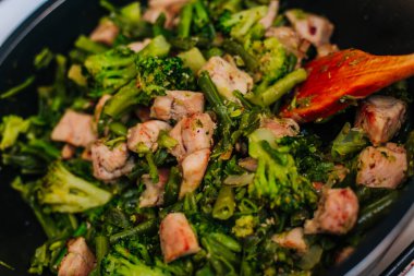 Tavada haşlanmış sebze ve kızarmış tavuk..