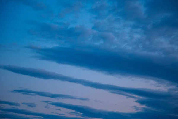 Die Textur der Wolken. Abendblauer Himmel. Dunkel werden. Hintergrund der Nacht — Stockfoto