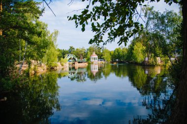 Chelyabinsk, Chelyabinsk Rusya-Ağustos, 4.2019: Gagarin Dinlenme Parkı. Beyaz çardak ve göletin üzerindeki köprü. Ormanda güzel bir yer