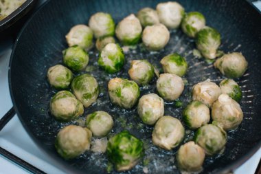 Tavada Brüksel lahanası var. Tereyağında kızarmış lahana.