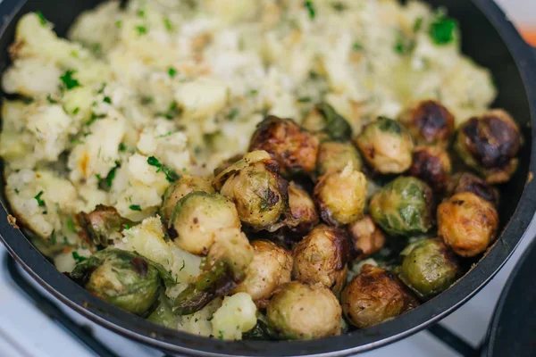 Batatas com verduras em uma panela e brotos fritos de Bruxelas. Batatas cozidas com dill. — Fotografia de Stock