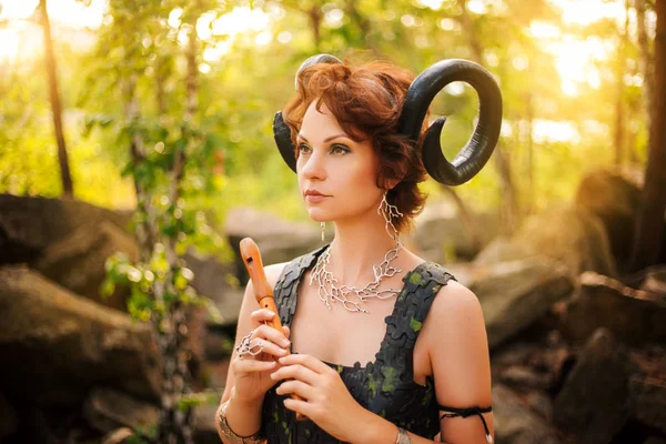 Uma Menina Imagem Faun Está Com Uma Flauta Madeira Modelo — Fotografia de Stock