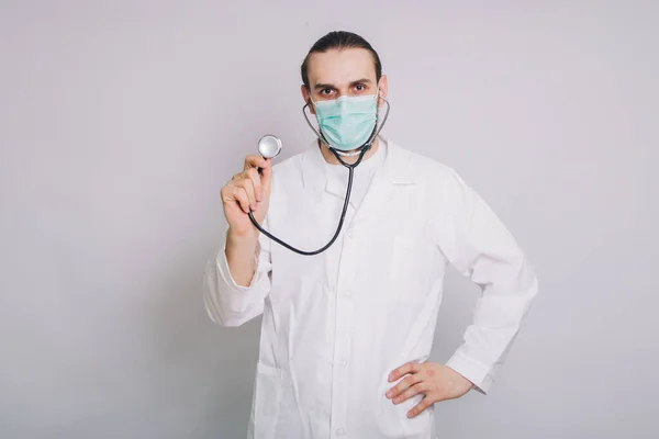 Médecin Avec Stéthoscope Manteau Blanc Masque Médical Sur Fond Blanc — Photo