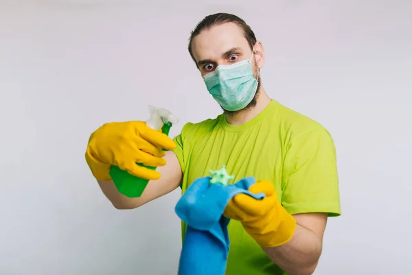 Chlápek Zeleném Tričku Lékařské Masce Drží Rukou Nábojnici Antiseptikem Hadrem — Stock fotografie