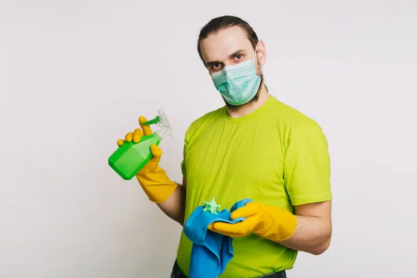 Gars Shirt Vert Masque Médical Tient Dans Ses Mains Bulletzer — Photo