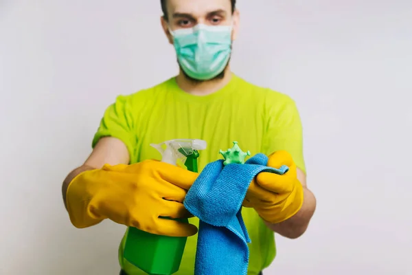 Gars Shirt Vert Masque Médical Tient Dans Ses Mains Bulletzer — Photo