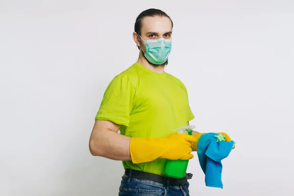 Ένας Τύπος Πράσινο Μπλουζάκι Και Ιατρική Μάσκα Κρατάει Στα Χέρια — Φωτογραφία Αρχείου