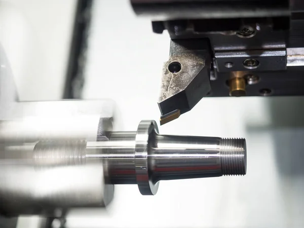 Usinage de pièces automobiles par machine de tournage CNC — Photo