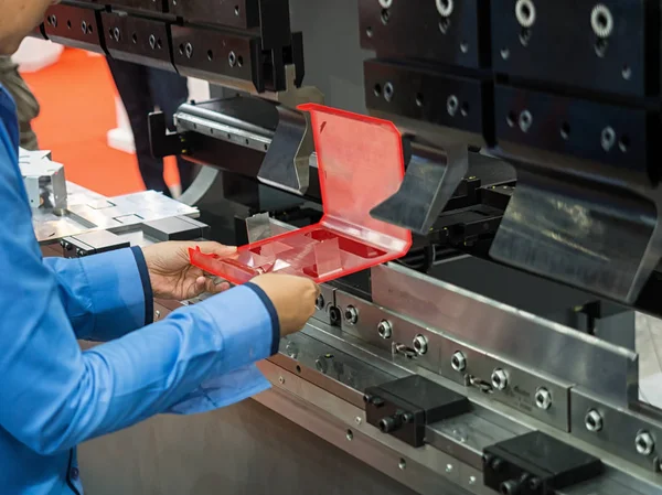 Operador de dobra de folha de metal por máquina de dobra de folha — Fotografia de Stock