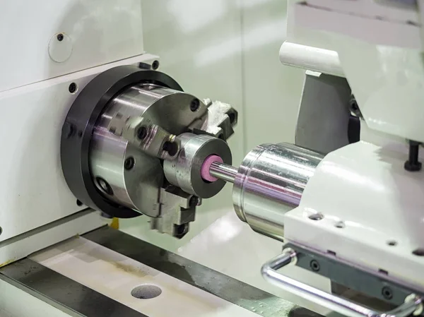 Operator grinding cetakan dan mati bagian dengan mesin grining universal — Stok Foto