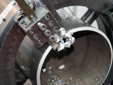 Çelik Boru parçası boru dönüm makine tarafından işleme operatörü