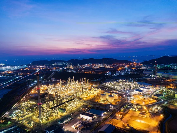 Paysage Usine de raffinage de pétrole la nuit — Photo