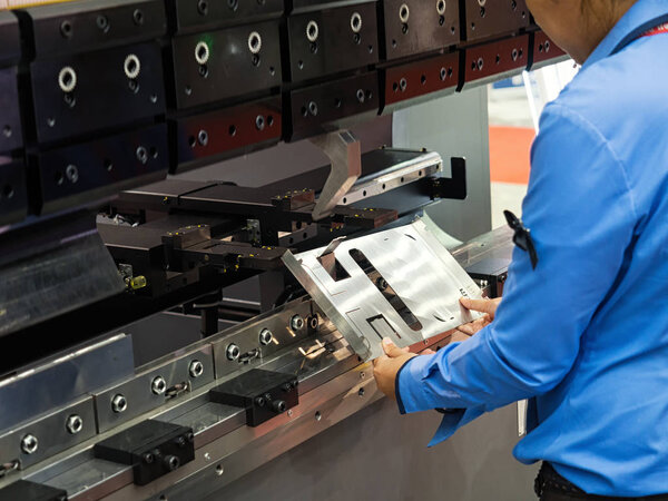 оператор гибки листа по станку гибки листа
