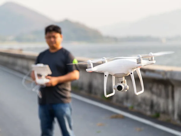 Draadloos besturen van high-tech drone — Stockfoto