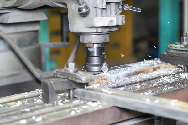 Parte de la máquina de precisión de fresado del operador por máquina de fresado manual — Foto de Stock