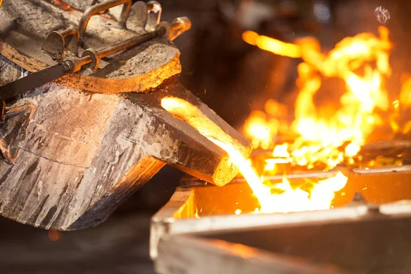 Perator pouring molten metal in automatic casting line in foundr — Stock Photo, Image