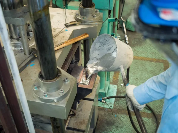 Bediener gießt geschmolzenes Aluminium in Hochpräzisionsguss — Stockfoto