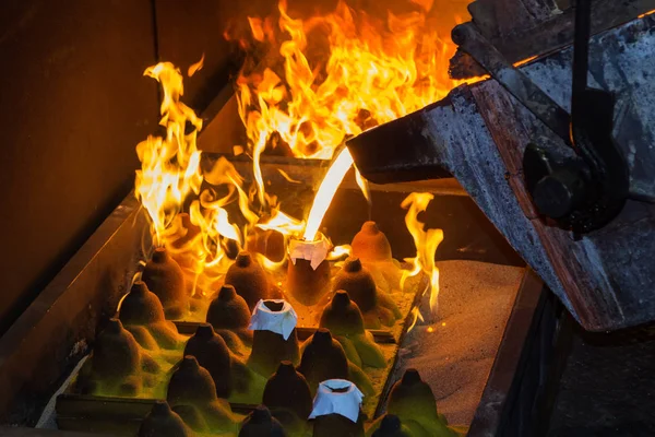 Perator pouring molten metal in automatic casting line in foundr — Stock Photo, Image