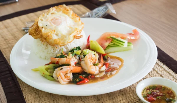 Kung-Pad-Cha ist beliebtes gebratenes thailändisches Kräutergemüse mit Shrim — Stockfoto