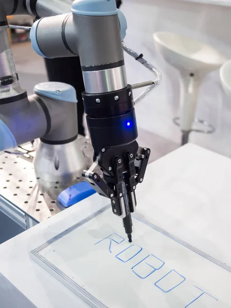 Braço robô para linha de produção automática — Fotografia de Stock