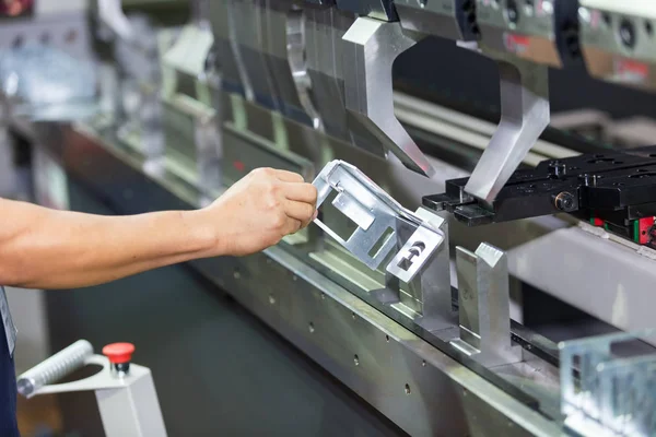 Operator bending metal sheet by sheet bending machine — Stock Photo, Image