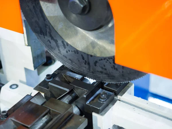 Sierra circular herramienta de corte barra de acero por alimentación automática —  Fotos de Stock