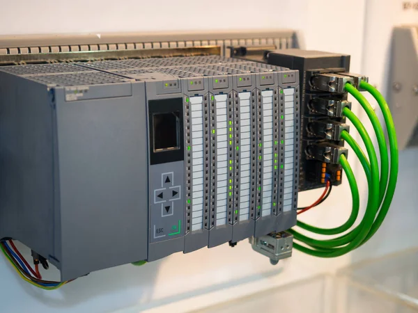 Control de máquina industrial de alta tecnología por registro de programación PLC — Foto de Stock