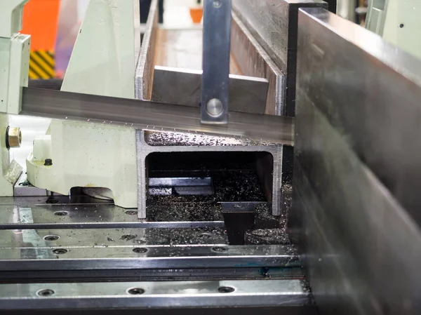 Serra de fita automática barra de aço ferramenta de corte por alimentação automática — Fotografia de Stock