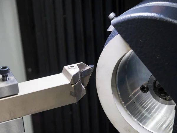 Karbida presisi tinggi memotong alat grinding oleh CNC otomatis gr — Stok Foto