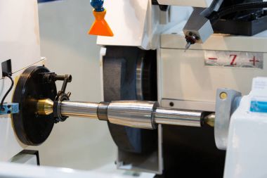 Operatör taşlama ve denetim yüksek hassasiyetli otomotiv bölümü