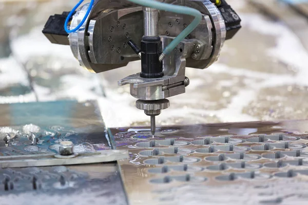 Corte de metal por chorro de agua por programa cnc — Foto de Stock