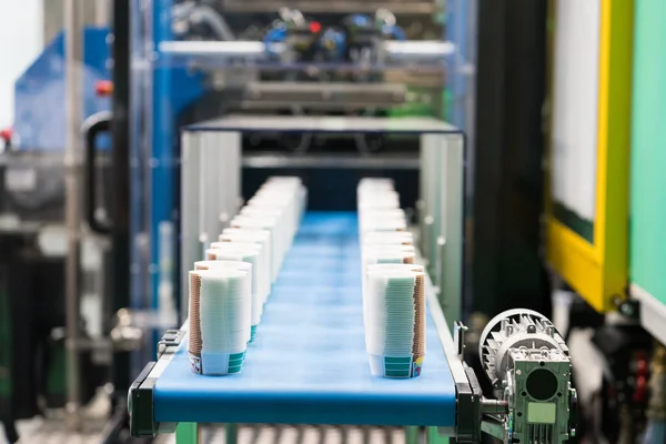 Alta tecnologia de fabricação copo de plástico industrial — Fotografia de Stock
