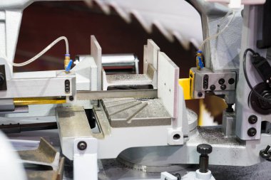 Otomatik şerit testere kesici alet otomatik besleme tarafından çelik bar
