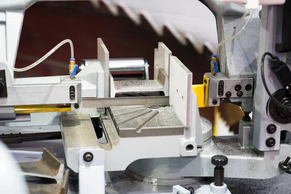 Serra de fita automática barra de aço ferramenta de corte por alimentação automática — Fotografia de Stock