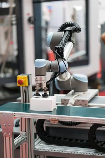 Robotarm voor automatische productielijn — Stockfoto